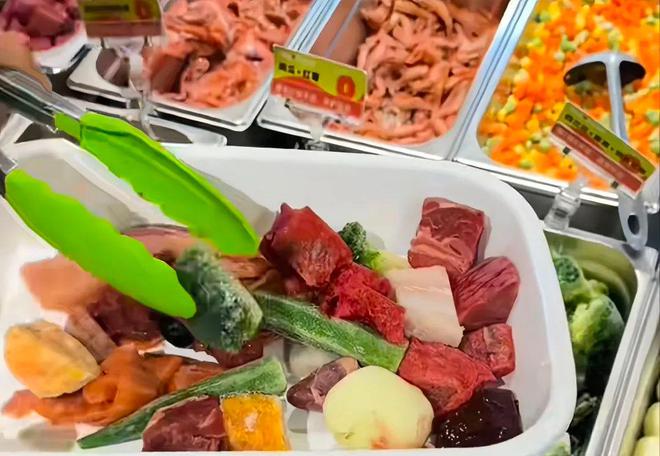 辣烫25一斤全是真肉上海狗有福了！CQ9电子破防了！上海惊现狗狗麻(图5)
